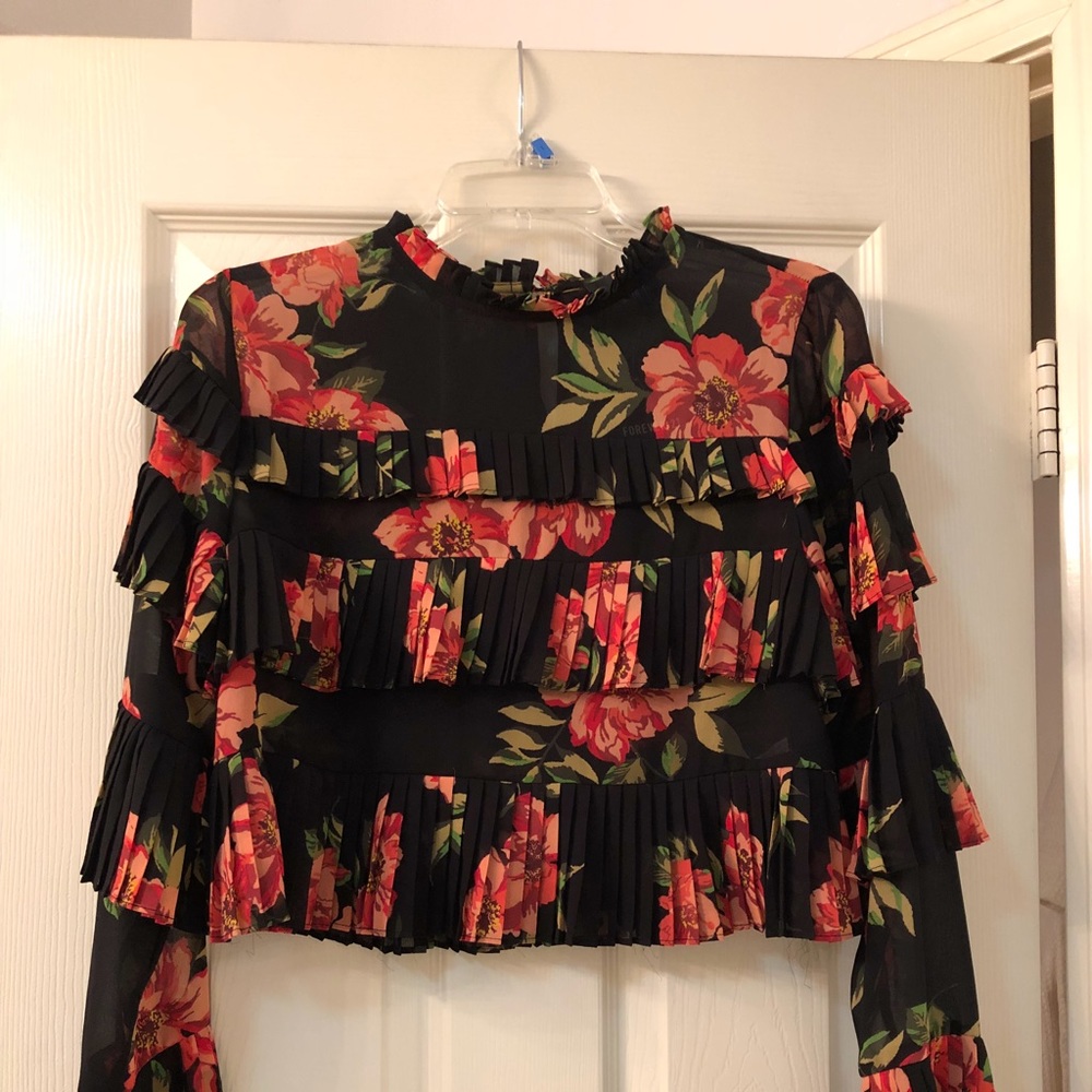 🎉SALE🎉 “NWT” Floral Black/Red Top